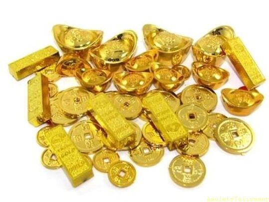ράβδους χρυσού και νομίσματα ως φυλαχτά της τύχης